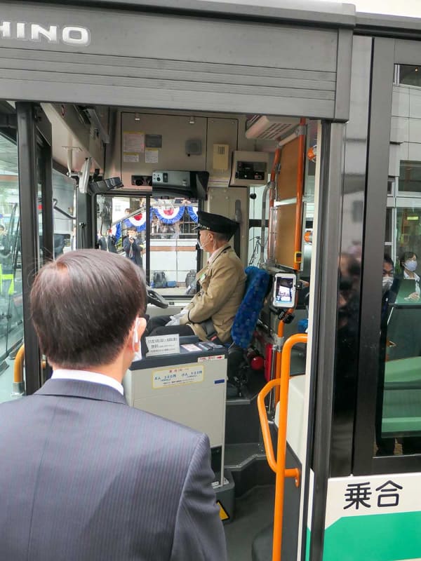 バスの乗車口にTOUGH PADを設置。写真は顔認証を使って試験乗車する森田知事