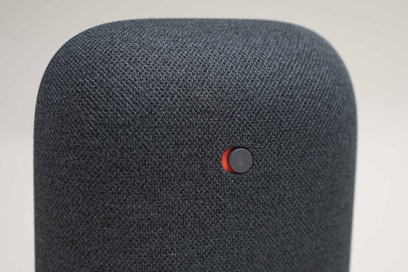 背面にはマイクON/OFFスイッチや電源など