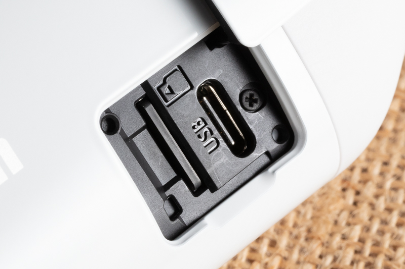 側面の蓋を開けるとカードスロットとUSBコネクタがある