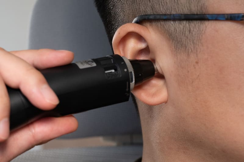 耳毛はカットする際も見づらい。何度がグリグリ押し当てるとカットできる