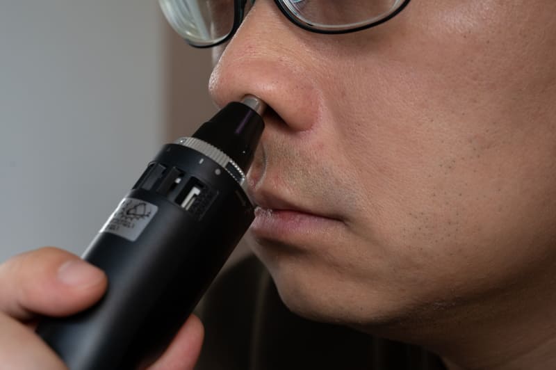 鼻毛のカットは鼻の中を何度か回すだけと簡単