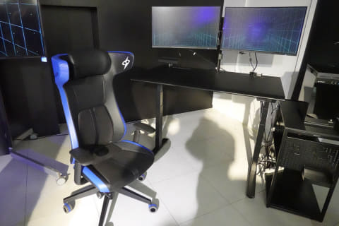 オカムラ、ゲーミングチェア「STRIKER」。電動昇降デスクも