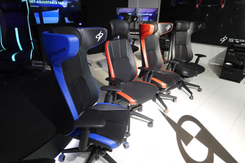 オカムラ、ゲーミングチェア「STRIKER」。電動昇降デスクも - Impress