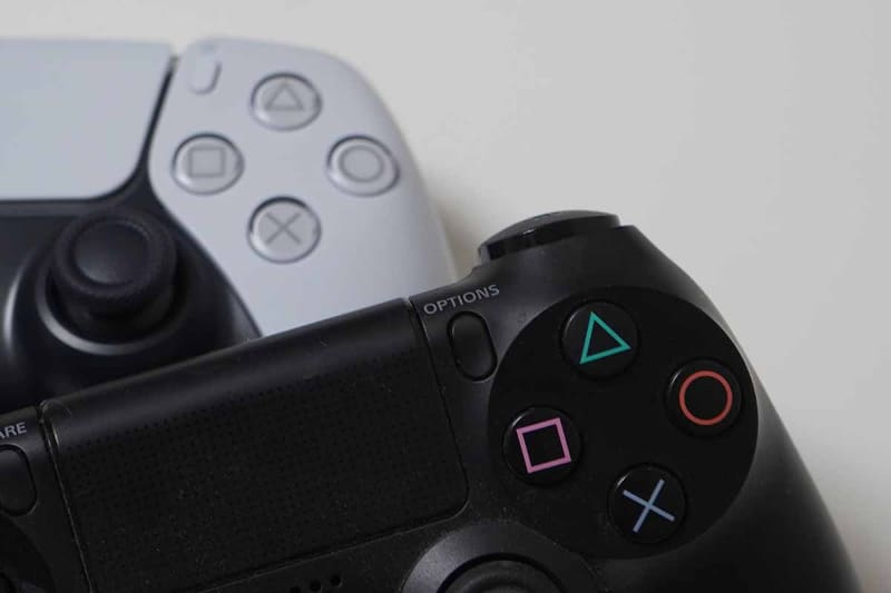 PS4とPS5のコントローラー。ボタン配置は同じだが、機能の割り当てが変わってる
