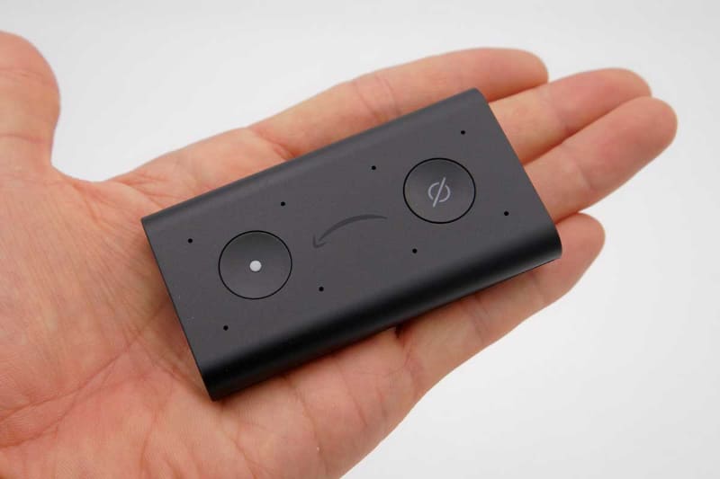 「アレクサ」の呼びかけなしに音声命令できるようにするボタンと、マイクオフのボタンのみのシンプルな外観