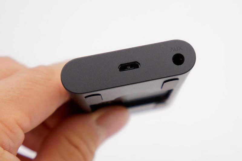給電用のMicro USBポートとライン出力がある
