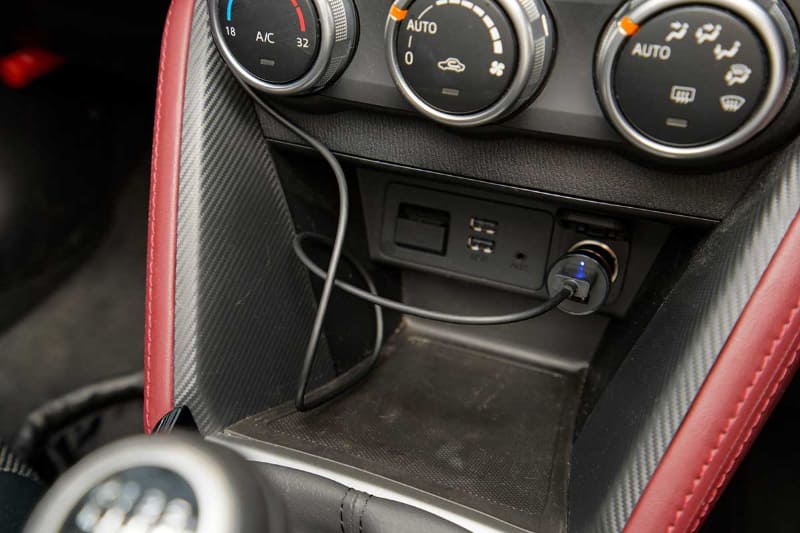 付属のUSB充電器から給電。十分な電力を供給できる車載USBポートがあるならそれを使ってもOKだ