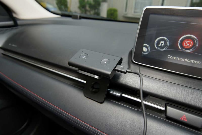 セットが完了したEcho Auto。機能としては自宅のスマートスピーカーをそのままクルマに持ち込んだ感じ
