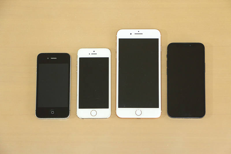 左から、iPhone 4S、5S、8 Plus、12 mini。5Sより少し大きめ、懐かしいサイズ感だ