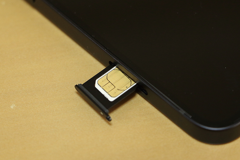 SIMトレイ取り出し用のピンは同梱されている。SIMを入れ替えるときは、端子に触らないように注意