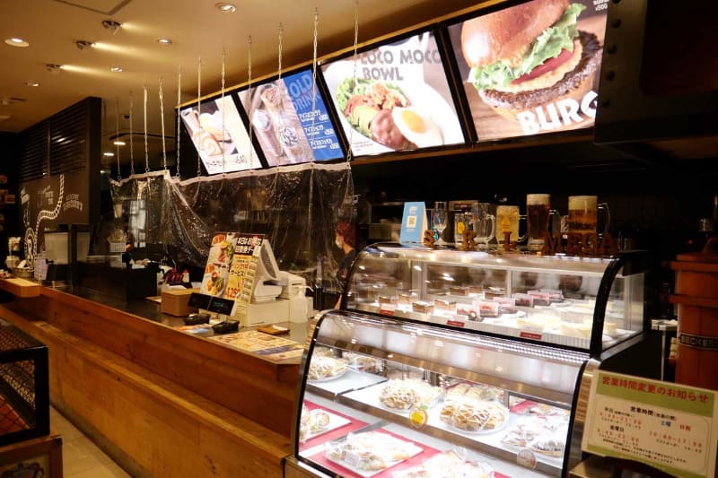 商品の受け取りは、こちらのカウンターで行なう。なお、現時点では現金決済の場合こちらの有人カウンターで注文と決済を行なうことになる