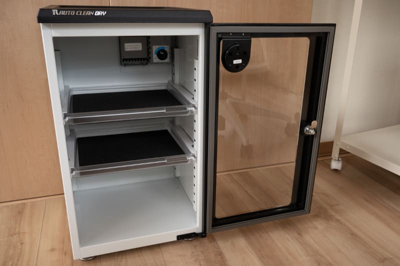 ボディや庫内が白いメーカー出荷限定の「Black＆White」モデルだ