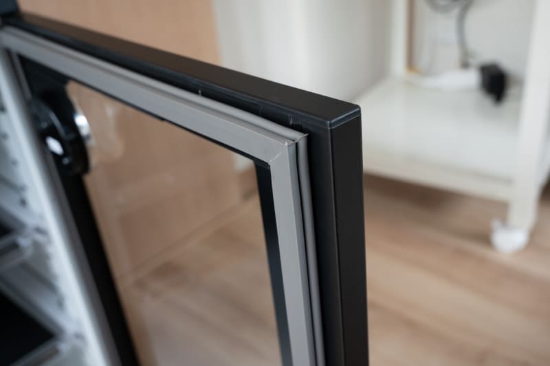 ドアはパッキンで覆われマグネットでしっかりと閉まる