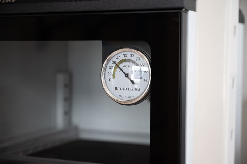 ガラス扉の湿度計。30％RHに設定した