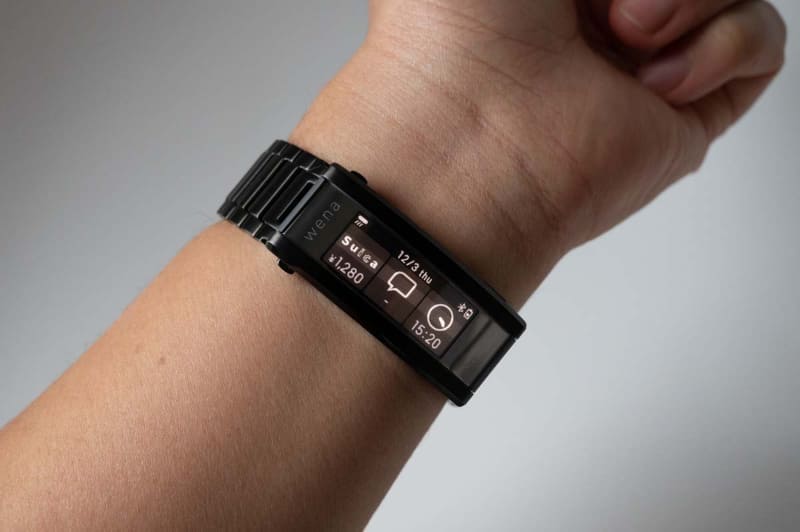 「wena 3 metal」。本体はバックル部分だが、バンド込みの製品だ。写真はメタルバンドでブラックの「WNW-B21A B」。直販価格は35,000円(税別)