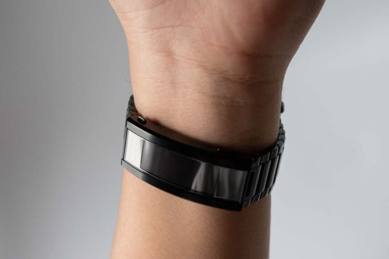 バックル部分にすべて内蔵し、小型化も図られたことで、腕時計として自然に使える