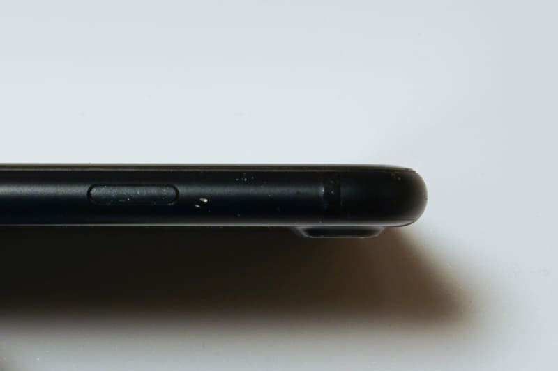 iPhone 7 Plus。フチが丸みを帯びているのがくせ者