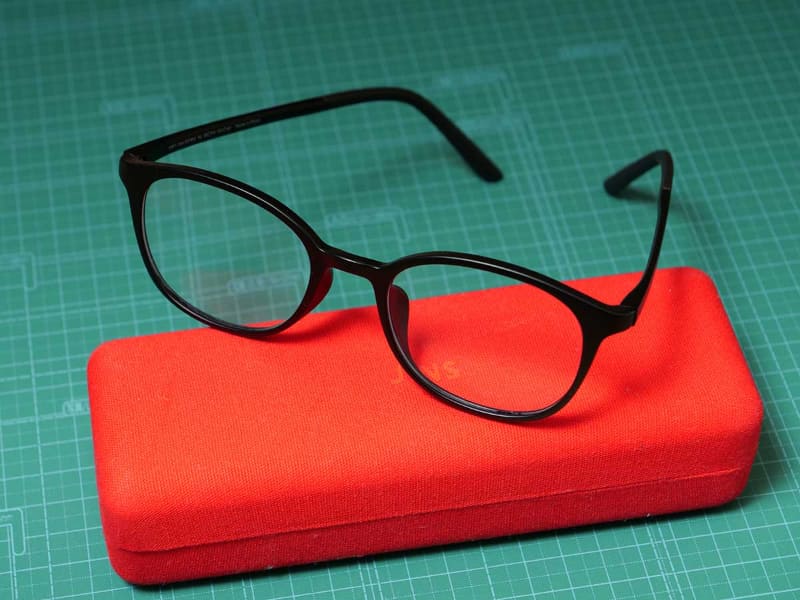 今回新しく作った眼鏡。パソコンのディスプレイまでの距離のおよそ1.2メートルに合わせています。非常に快適です