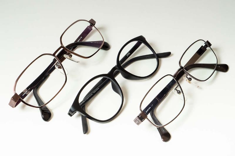 現在私が使っている3つの眼鏡です。見る距離によって使い分けています。どこまで遠くにピントが合うかが異なります。左が、車運転用の遠く(無限遠)にピントがあうように作ったもの。中央が今回作った約1メートルくらいにピントが合うようにしたもの。左が老眼鏡で30センチくらいにピントが合うようにしています。いずれも、乱視の補正もしています