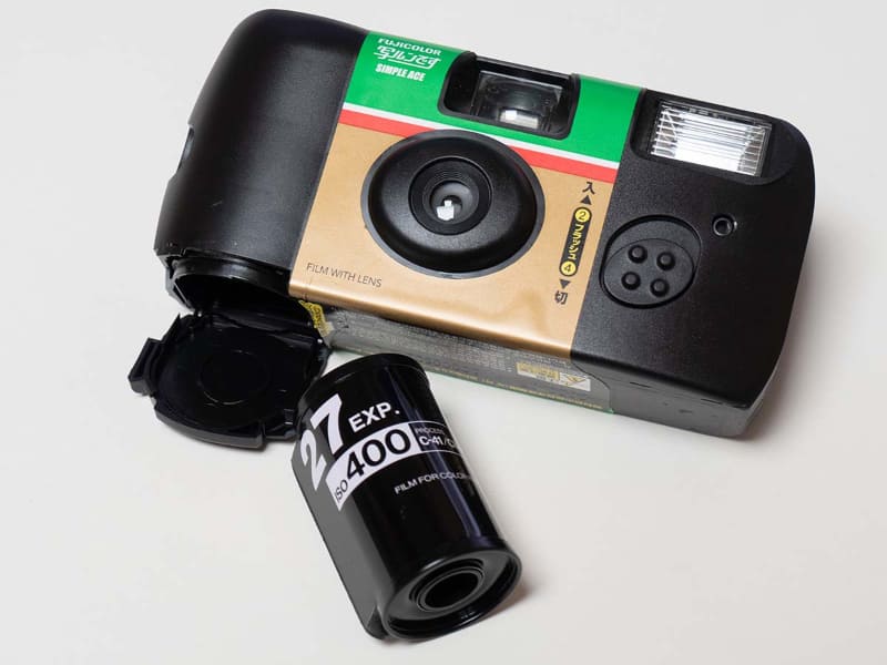 使われているフィルムは、35mm判でISO400のカラーネガフィルムです。本稿執筆のために分解していますが、推奨はしませんし、通常はそのままDPE店に持ち込めば現像してもらえます