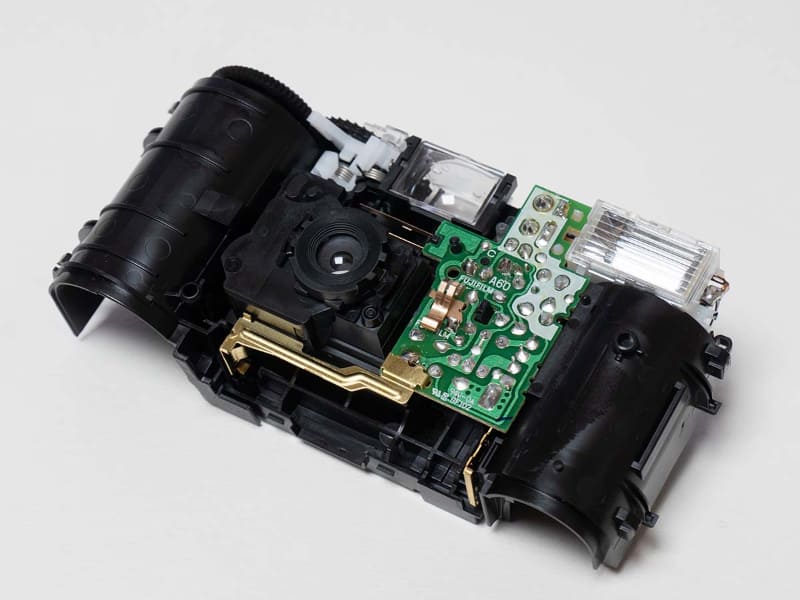 外装を外したところ。ネジなどで固定されているわけではく、プラスチップをラジオペンチなどを使ってひっぺ返しました。どことなく機械としてシンプルな美しさがあります