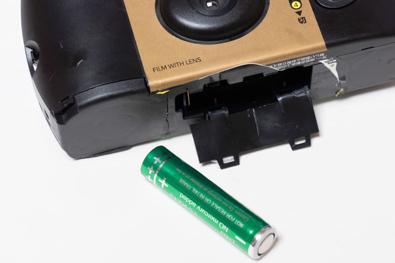 ストロボ用の電池は単4形でした。以前分解したときは、単3形だったので変更されたようです。なお電池を外してもコンデンサに電荷はたまっていますので、適切に処置しないと感電の危険があります