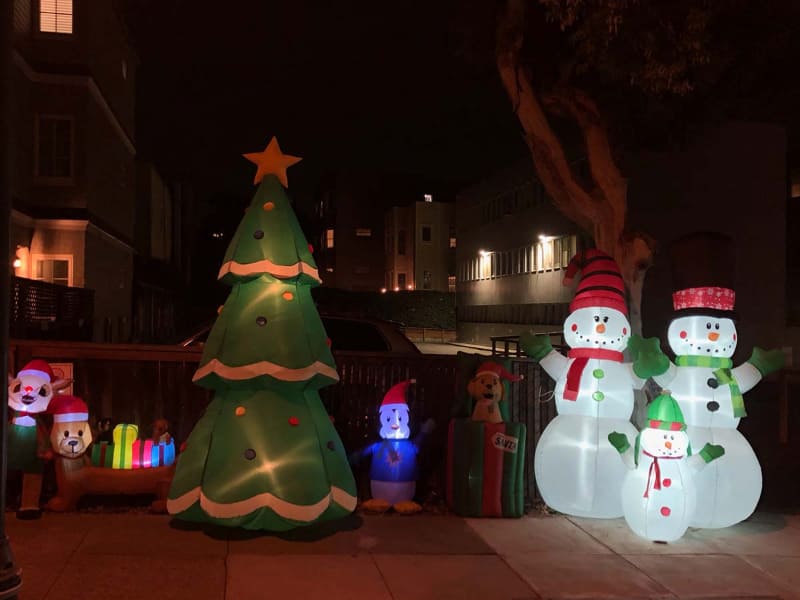 米カリフォルニア州サンフランシスコ市内の高級住宅街でのクリスマスデコレーション。今年は街中で全体に控えめなムードだという(撮影：Stania Zbela)