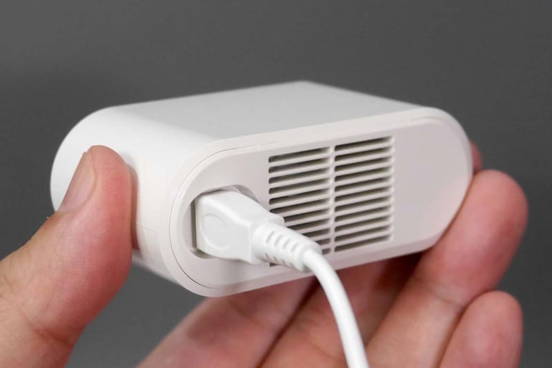 背面。USBケーブルで給電する