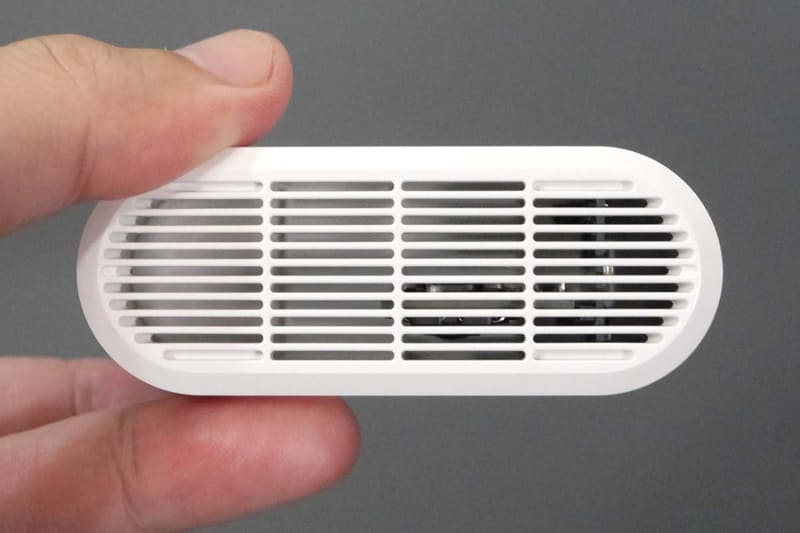 側面から見ると内部の基盤(右側)が見える。息を直接吹きかけると、途端にLEDが赤や紫になる