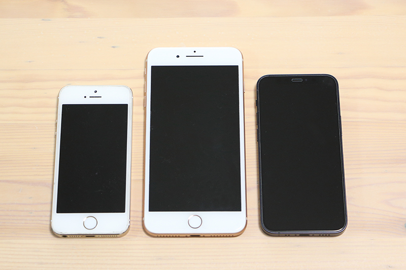 左から、iPhone 5S、8 Plus、12 mini。5Sのサイズより高さ：プラス7.7mm、幅：プラス5.6mm、厚さマイナス0.2mm。8 Plusと並べると明らかに小さい