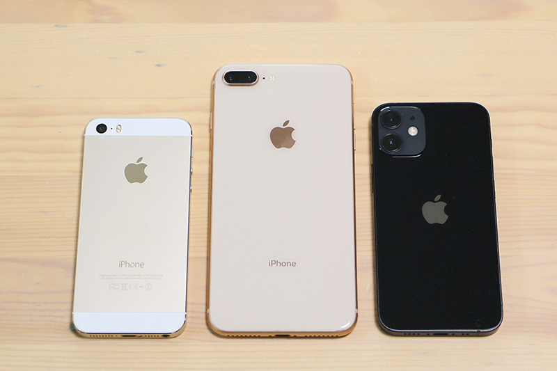 左から、iPhone 5S、8 Plus、12 mini。12 miniのレンズの存在感がすごい