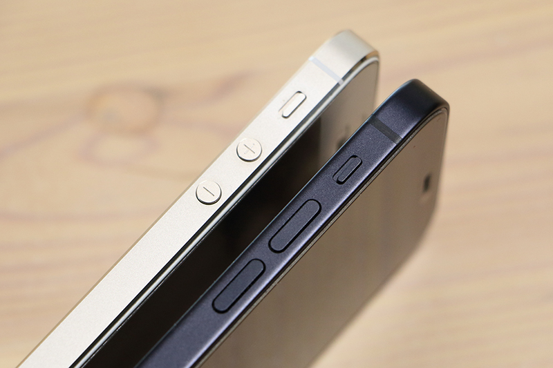 5S(左)と12 mini(右)の側面。懐かしいデザイン