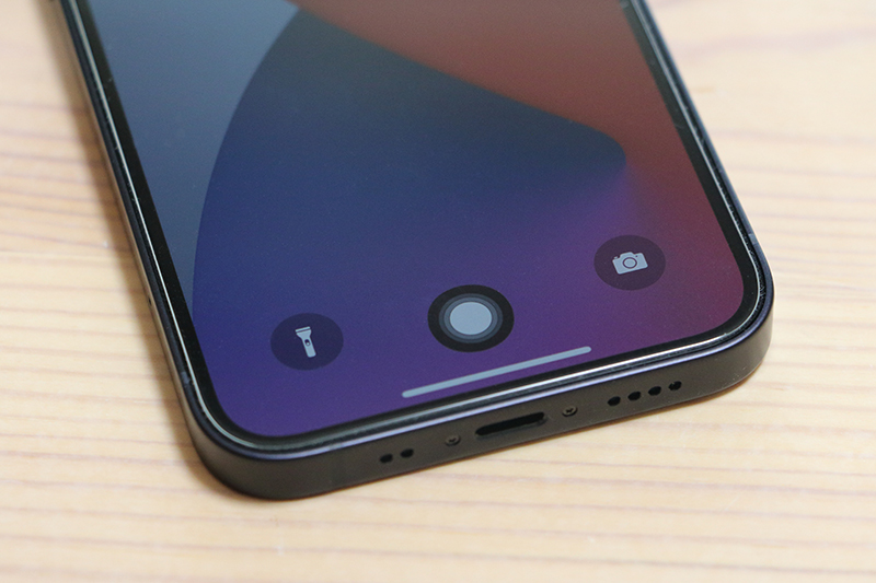 “AssitiveTouch”で疑似ホームボタンを表示。任意の位置に移動可能だ