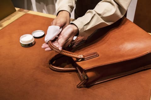 土屋鞄、無料のお手入れサービス。ブラシがけやオイル塗布 - Impress Watch