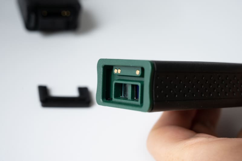 上部のカバーを外すと接点が現れる