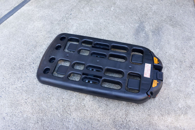 こちらは「FCベース台」。これをキャリアに固定し、上にバスケットをはめ込んでロックできる