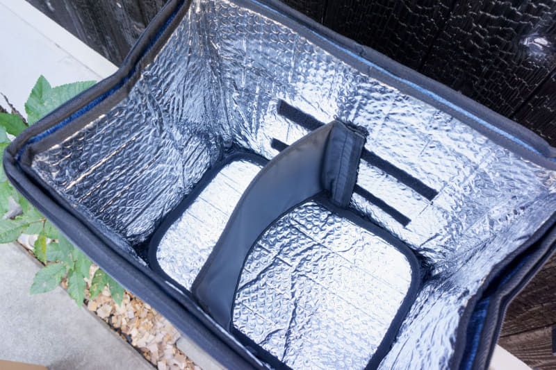 内部は保温・保冷仕様。真冬にほっかほかな弁当を運んでも冷めにくい。仕切りを使えば荷崩れを防ぐことも