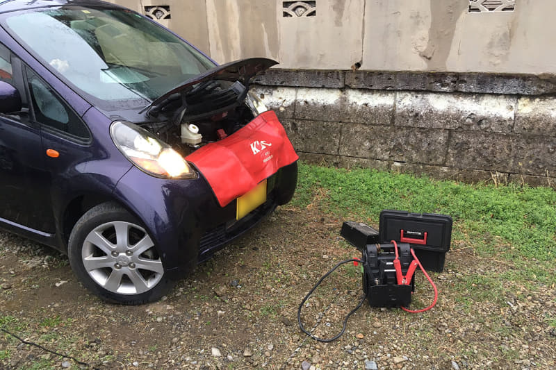 ジャンピングスタートを待つ三菱アイのあられもない姿