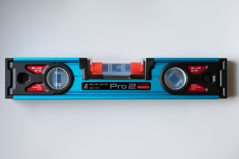シンワ測定の「ブルーレベル Pro 2 300mm マグネット付」