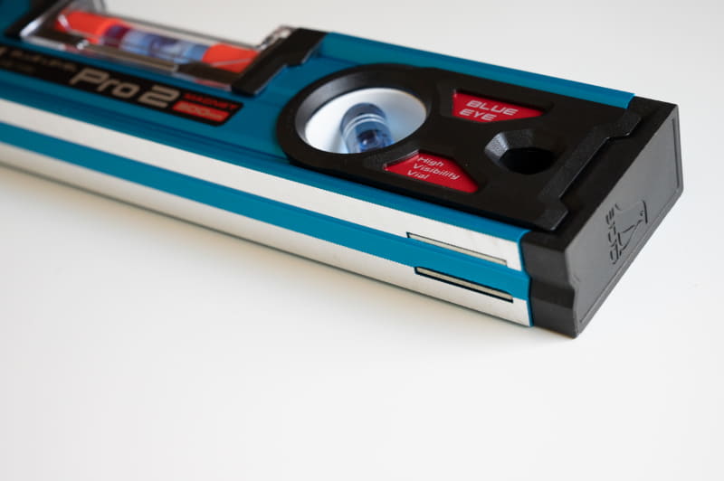 測定面にはV字の溝。マグネット付きモデルなので、マグネットが両端に搭載されている