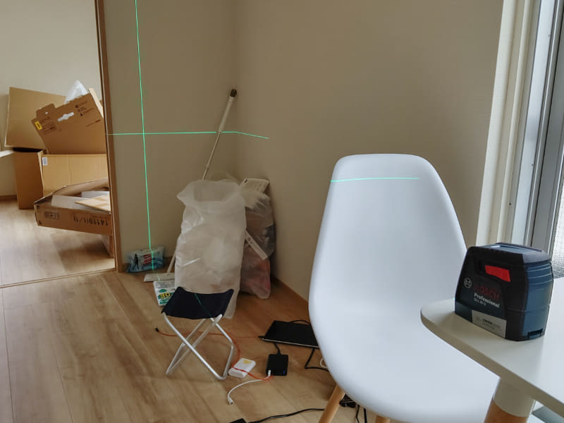 ボッシュのレーザー墨出し器「GLL 30 G Professional」(写真右、机の上)