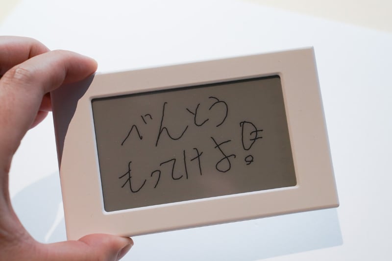 背面にはスタンドも備えている