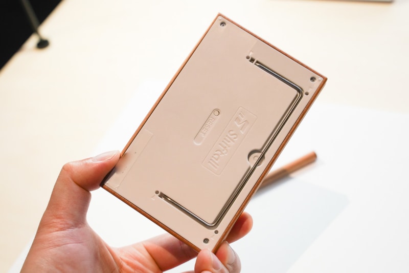 背面にはスタンドも備えている