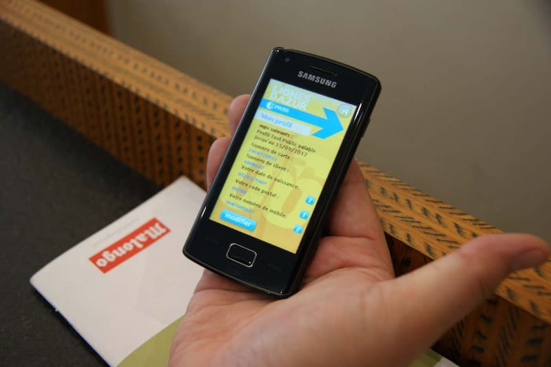 Lignes d'Azurのモバイルチケット。2011年9月、フランスのニースにて