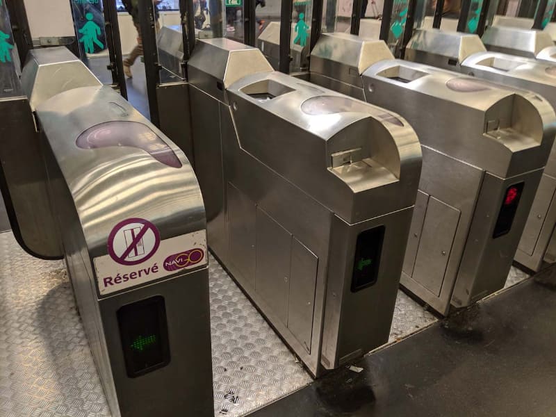 パリ＝メトロのNavigo専用ゲート。Navigoがそもそも旅行者開放を想定した作りになっていないことからも分かるように、通勤客を捌くことを想定している