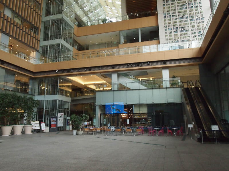 実際の丸の内ビル1階「マルキューブ」