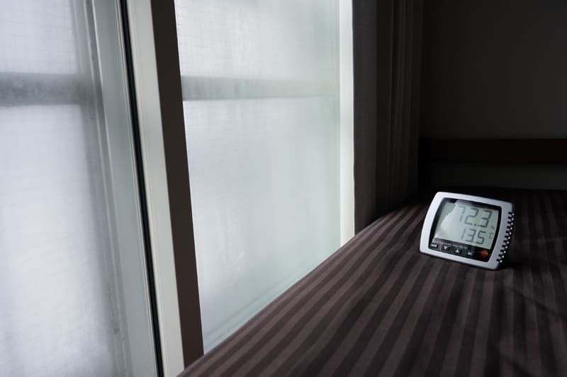 外気温は3～4度ぐらいの早朝の寝室。室温が寝る前とほとんど変わっていないのはありがたいのだが、元々高めの湿度が寝る前よりもさらに上がり、窓に結露ができてしまっている