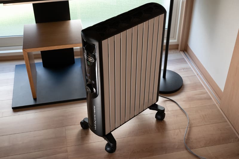 5.5畳の仕事部屋に導入したデロンギのマルチダイナミックヒーター。二重サッシ化された部屋では、エアコンやファンヒーターほどパワフルでなくても適温を維持しやすい
