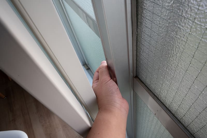 窓の右側からだと、外窓のカギは操作しずらい。右側から頻繁に開閉するなら、外窓と内窓の間は広めのほうがいいだろう