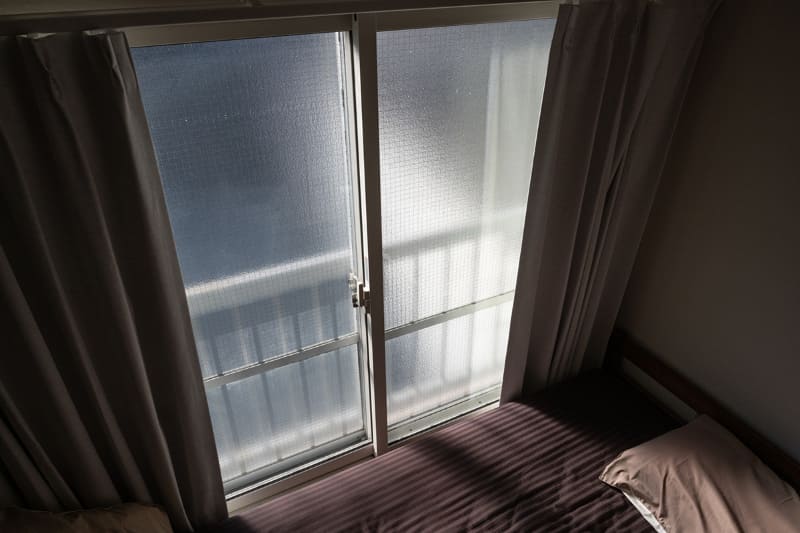 寝室は窓の近くにベッドを設置しているが、窓から冷気が降りてくることはなく、普通に寝られる